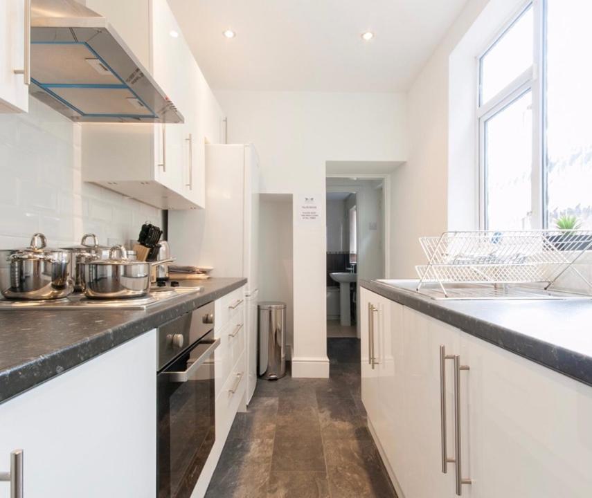 Centralized Private 4 Bedroom House At Hanley With Free Parking Etruria Exterior photo
